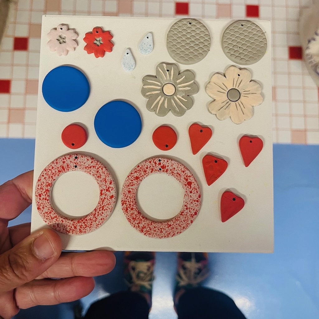 Atelier boucles d oreilles cermaique Fetiches à Lyon